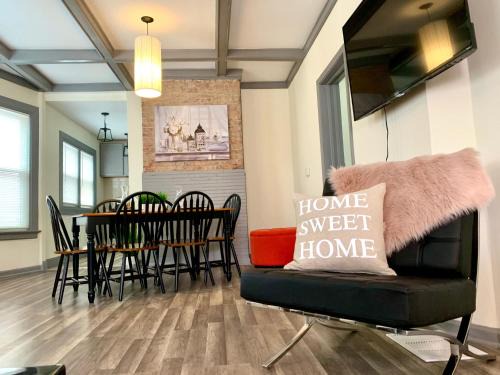 Downtown Niagara Falls House | Huge 6BR Home , Modern & Convenient