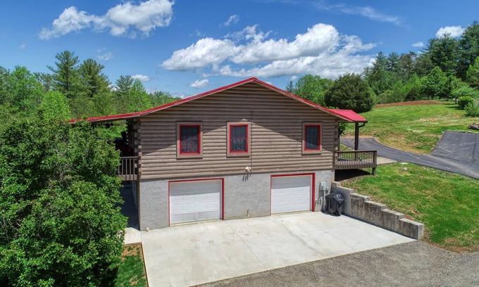 Alexander Apartment | Huge Cabin Apartment, over 1250 SF, Mountain views! 2 car garage, All 1 level!