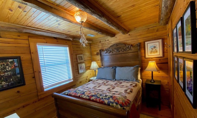 Hardy Cabin | Huge Covered Deck Overlooking the River