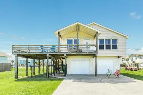 Jamaica Beach House | Huge Deck Fully Fenced & Pups Welcome