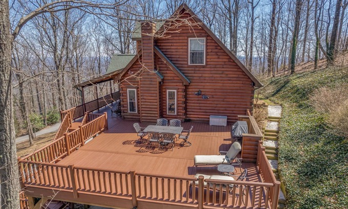 Lynn House | Huge Deck, Mountain Views and Pet Friendly