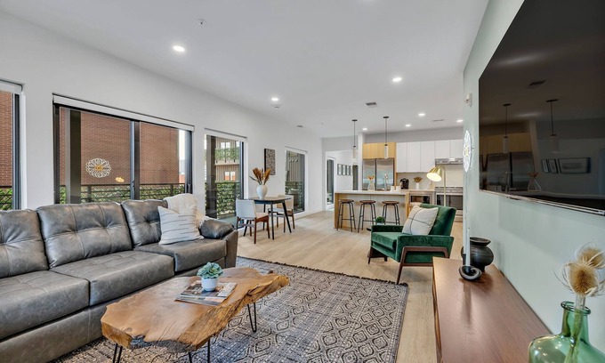 Downtown Nashville Condo | HUGE downtown corner unit: Pool-Gym-Walk to Broadway Ave and Conv. Center!