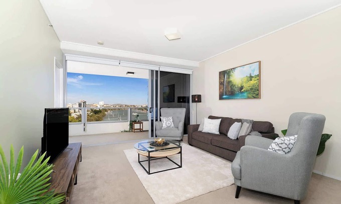 Brisbane Central Business District Apartment | Huge Family Apartment with Incredible Views|Pool