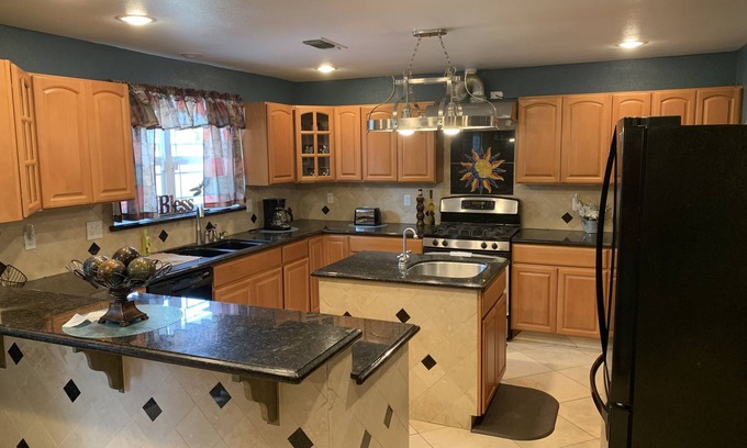 Clovis House | HUGE Family/Team/Group Luxury Home, Pets & Wheelchair Friendly, Sleeps 13-18