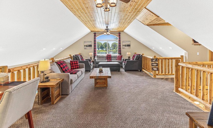 Lindstrom Cabin | HUGE Gameroom|4 bdrm|Holiday Decor