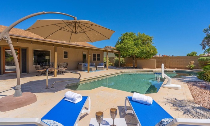 East Mesa House | HUGE, heated pool. Family friendly, toys for all! Big & beautiful backyard!