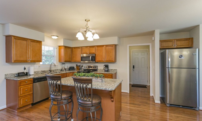 Eighth Avenue House | Huge Home for Groups 7min to Downtown