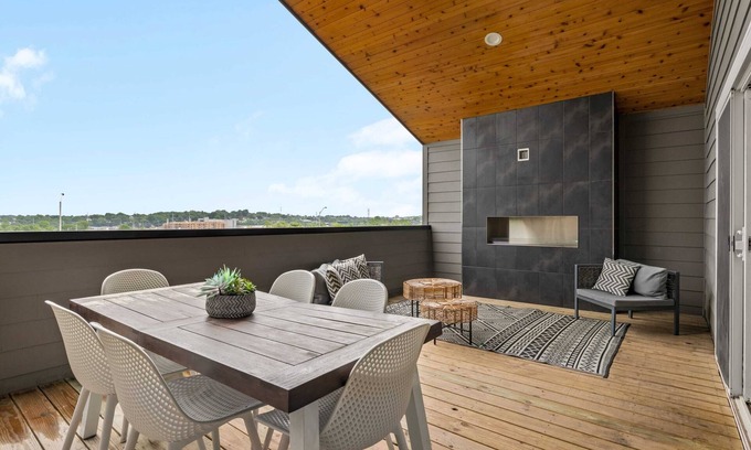 Berry Hill House | Huge Home in Music City -7 Beds, Balcony & Fire