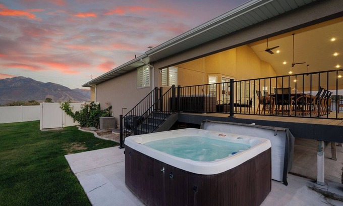 Riverton House | HUGE home!