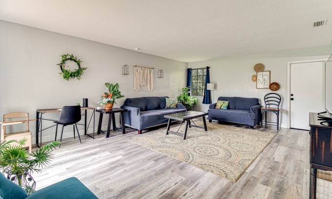 Richs Deland House | Huge Home, Walk to Downtown Deland! Close to Speedways, SkyDive, Athens Theatre