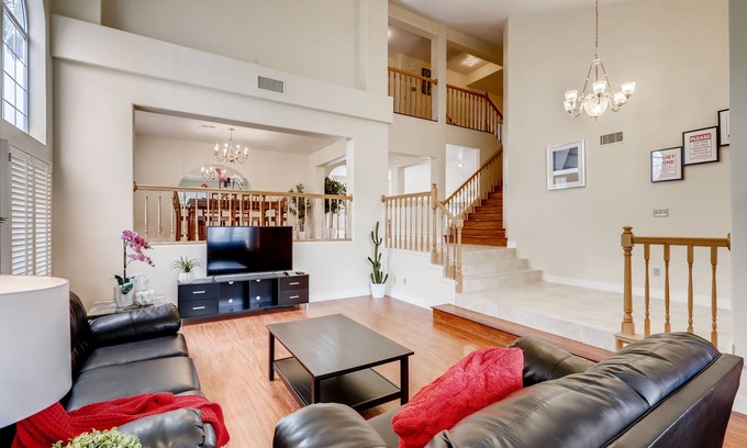 Green Valley North House | Huge House fit 12 people Close to Airport & Strip