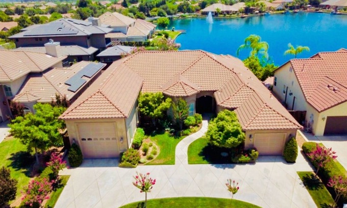 Clovis House | HUGE LAKEFRONT HOME . POOL. GARAGE . NATIONAL PARKS