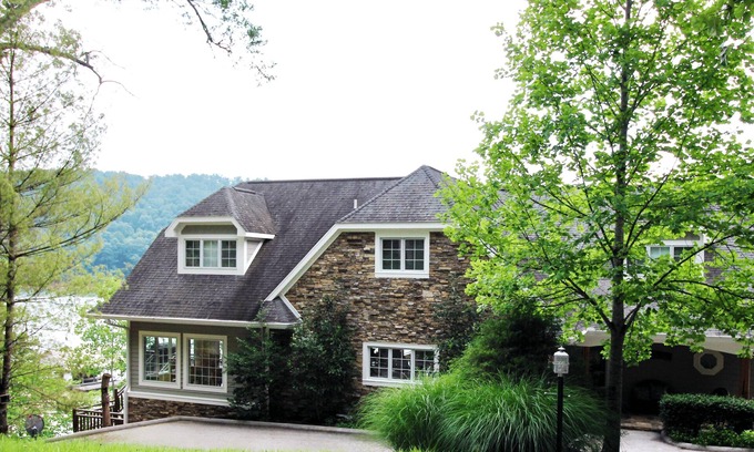 La Follette Cabin | Huge Lakeside Lodge has stunning views and an easy walk to its big dock!