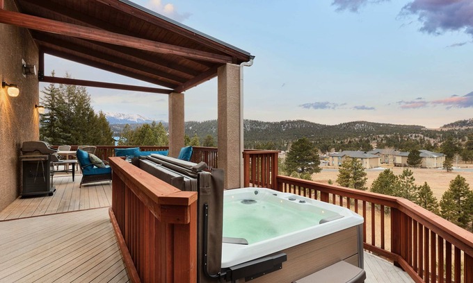 Woodland Park House | ★ Huge Luxury Home ★ Views ★ Hot Tub ★ Fire Pit ★