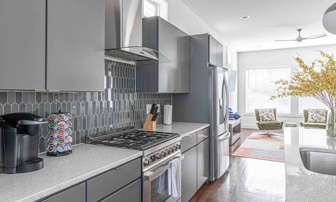 Berry Hill House | Huge Luxury Home with 7 Beds, Balcony & Fireplace