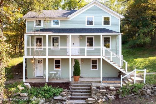 Rosendale House | Huge Modern Chalet on Trestle Trail New Paltz & Rosendale