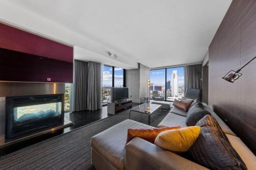 Las Vegas Apartment | Huge Modern Luxury 17 Floor Panoramic Corner Suite with OPEN BALCONY