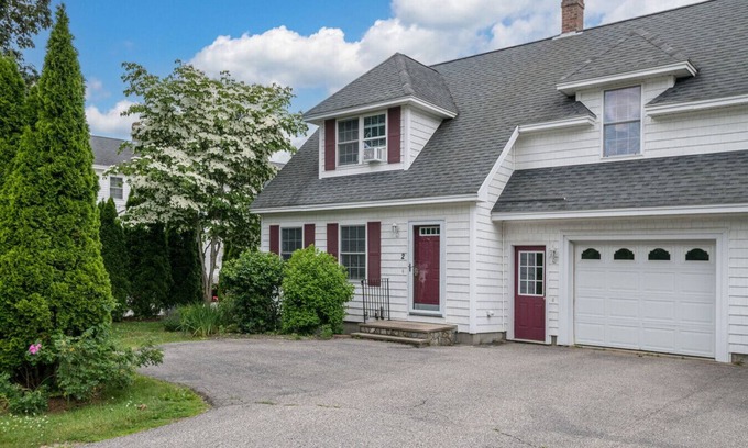 Scarborough House | Huge New Townhome 10mins from the Beach