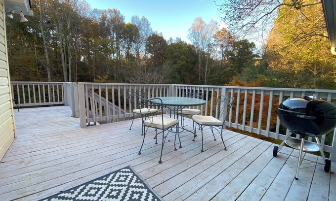 Dahlonega House | Huge private multi acre yard and a creek.
