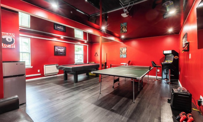 Blakeslee House | Huge screened porch/Jacuzzi/Game room/Trampoline/Fire pit/ Lake access