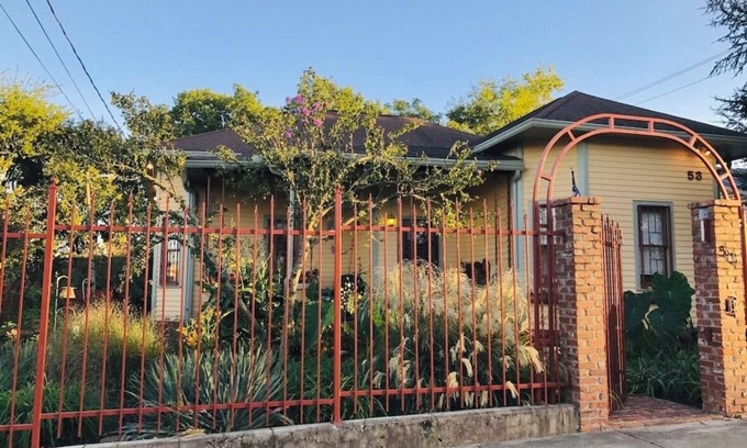 Rolling Mill Hill House | Huge Space for 10 & pets Gated for 6 cars;15 min walk to B’way; Pickle-ball ct