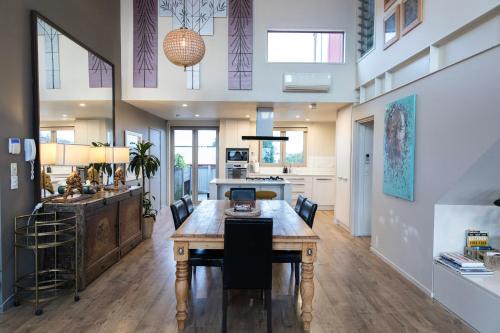 Sydenham Apartment | Huge Stylish Art Loft with Spa & Soaring Ceilings