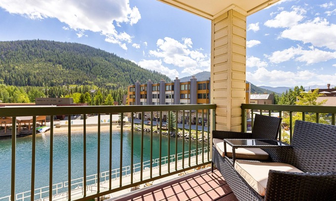 Lakeside Village Condo | Huge Updated Condo on Lake, Pool & Hot Tub Access, Stunning Keystone Lake Views