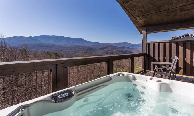 Gatlinburg - Pigeon Forge Cabin | Huge Views Of GSMNP/3.6 Miles 2 DwTn Gat/Hot Tub