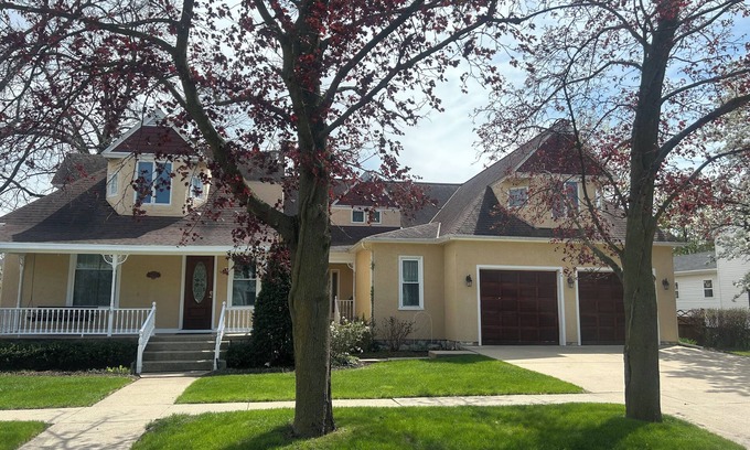 Lake Geneva House | HUGE walk to lake/downtown pets OK tons of gathering space
