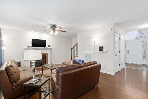 Clarksville House | Huge Yard&Deck Mins to Airport - Beds on Brewster