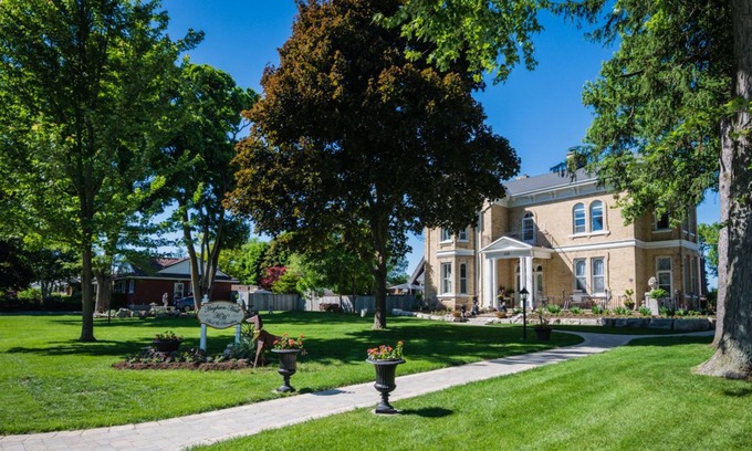 Stratford Bed & Breakfast | Hughson Hall Bed & Breakfast