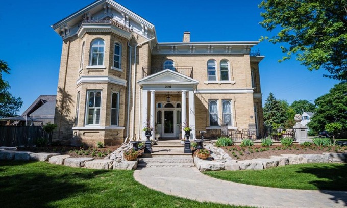 Stratford Bed & Breakfast | Hughson Hall Bed & Breakfast