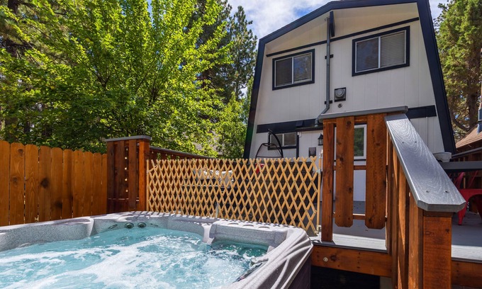 Big Bear City Cabin | "Humming Hollow" Charming cottage with a beautiful spa, wifi, pets ok