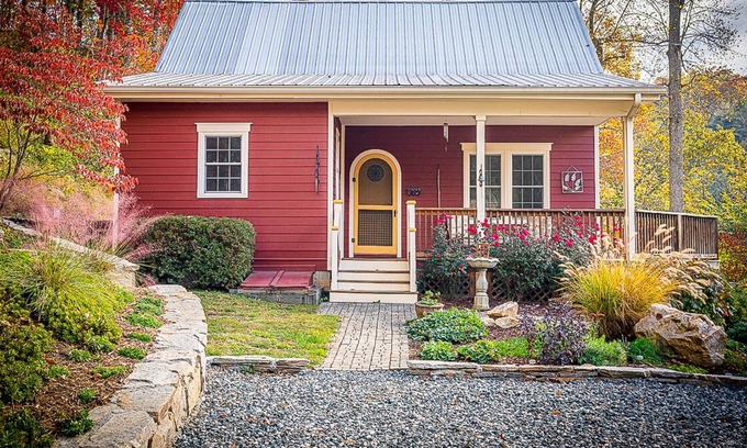 Leicester House | Hummingbird Hill Cottage: Peaceful mountain getaway, with mountain and creek views!