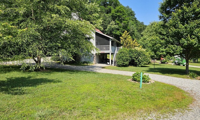 Blairsville Cabin | Hummingbird-Located across from Coosa creek with mountain views