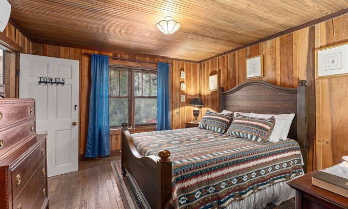Topton Bed & Breakfast | Hummingbird Suite - Queen Room - 1st level