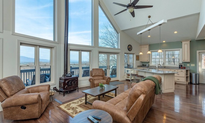 Old Fort House | Hummingbirds' Mountain Retreat | Hot Tub, Game Room, Home Office & Mountain Views!