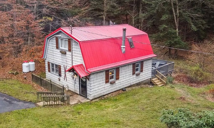Great Valley Cabin | Hungry Hollow Hideaway - escape to this modern cabin on 15 acres