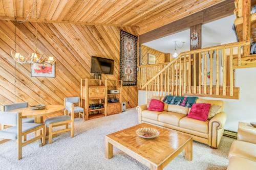 Lakeshore Apartment | Huntington Lake Condo #98