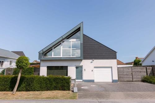 Blankenberge House | Huswell - Spacious house with garden and parking