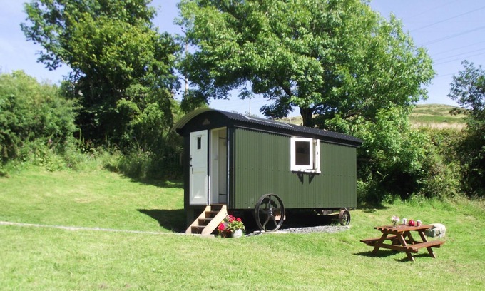 Ulverston Cabin | Hut in The Sheep Wash - Cosy Shepherd's Hut with log burner - Pet-friendly.