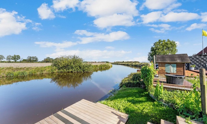 Eilsum House | Huus Sielblick on the canal
