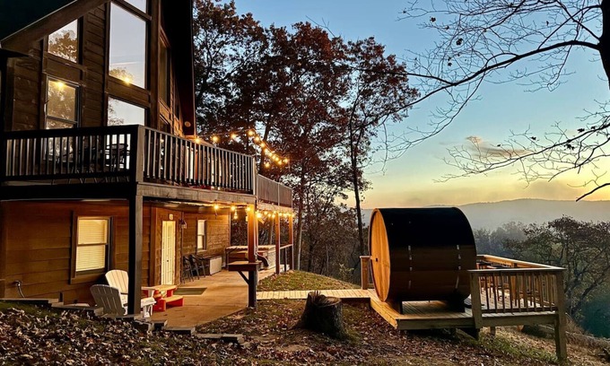Steelville House | Huzzah Springs- hot tub, barrel sauna & arcade