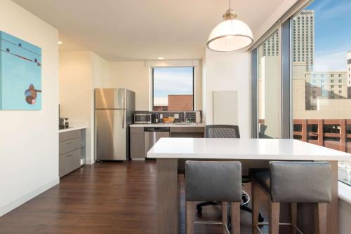 Downtown Denver Hotel | Hyatt House Denver/Downtown