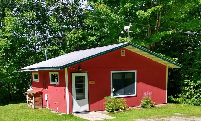 Hyde Park House | Hyde Park Hideaway: A cabin in the heart of Northern Vermont's ski resort