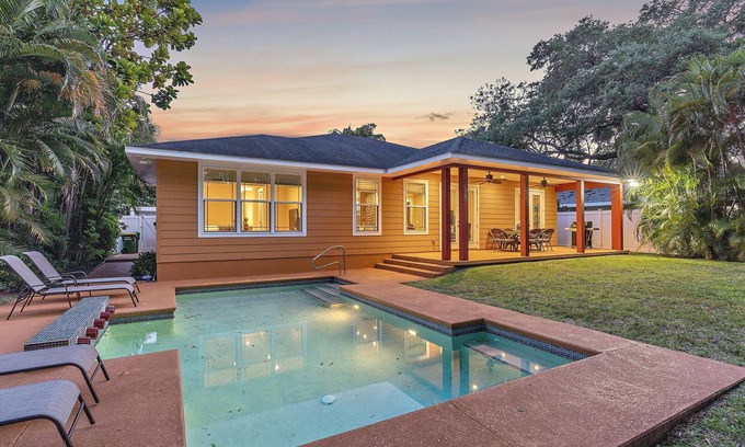 Arlington Park House | Hyde Park Villa w/Saltwater Pool + Fire Place!