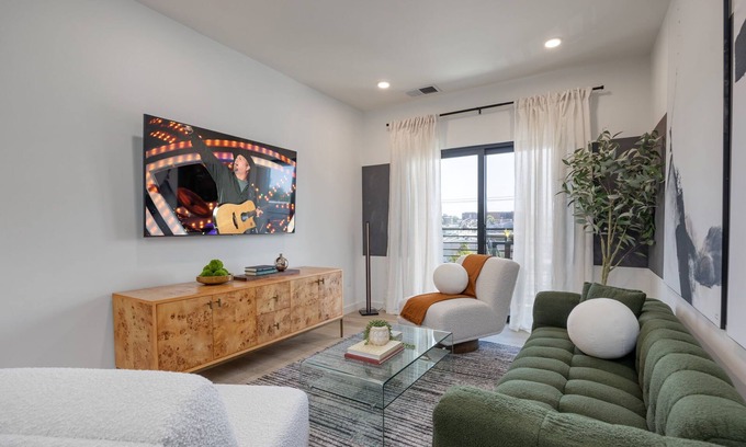 The Gulch House | Hyve - Lush Plush - Pool & Gym - Walk to Broadway
