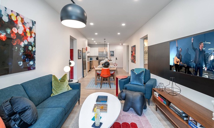 The Gulch House | Hyve-Retro Modern-Full Gym-Walk to Broadway