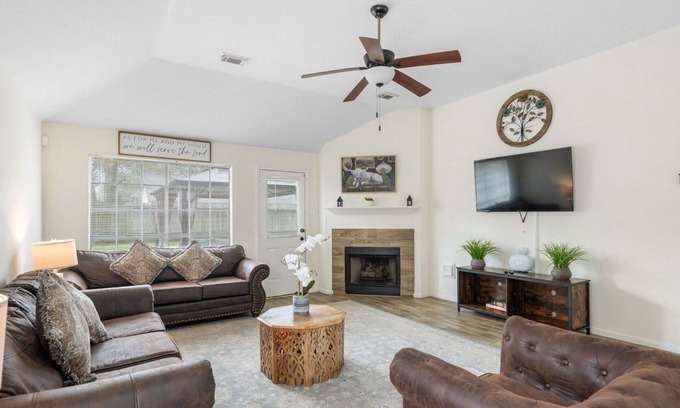 Humble House | IAH Place-3/2 w a patio-sleeps 8+