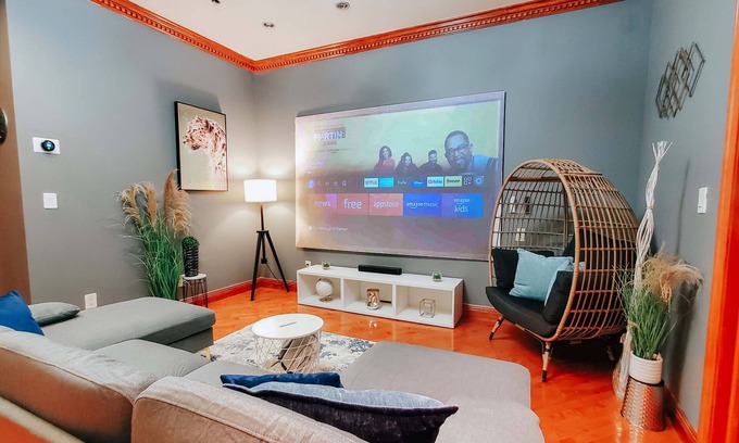 Chinatown Condo | IceCream/Pool Table/120" Projector/King Bed